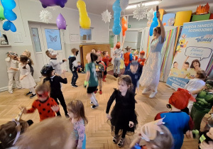 Dzieci podczas balu karnawałowego wykonują różnorodne zadania taneczne