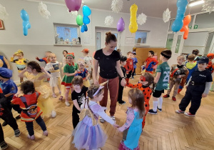 Dzieci podczas balu karnawałowego wykonują różnorodne zadania taneczne