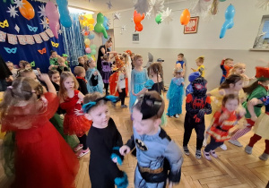 Dzieci podczas balu karnawałowego wykonują różnorodne zadania taneczne