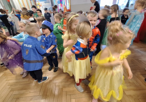 Dzieci podczas balu karnawałowego wykonują różnorodne zadania taneczne