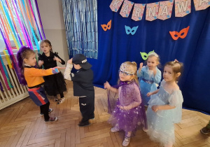 Dzieci podczas balu karnawałowego wykonują różnorodne zadania taneczne