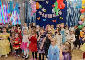 Dzieci podczas balu karnawałowego wykonują różnorodne zadania taneczne