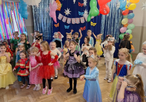 Dzieci podczas balu karnawałowego wykonują różnorodne zadania taneczne