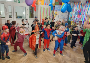 Dzieci podczas balu karnawałowego wykonują różnorodne zadania taneczne