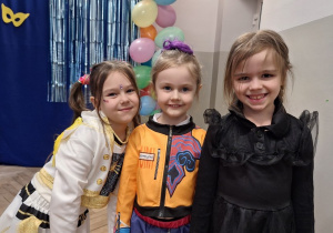 Dziewczynki pozuja do zdjęcia