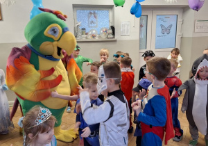 Dzieci podczas balu karnawałowego wykonują różnorodne zadania taneczne