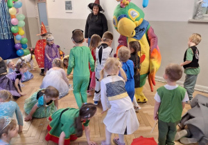 Dzieci podczas balu karnawałowego wykonują różnorodne zadania taneczne