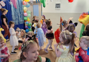 Dzieci podczas balu karnawałowego wykonują różnorodne zadania taneczne