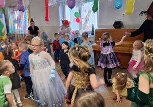 Dzieci podczas balu karnawałowego wykonują różnorodne zadania taneczne