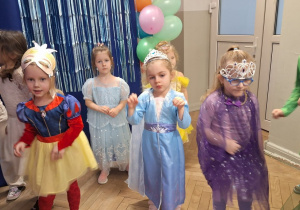 Dzieci podczas balu karnawałowego wykonują różnorodne zadania taneczne