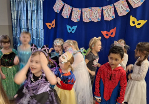 Dzieci podczas balu karnawałowego wykonują różnorodne zadania taneczne