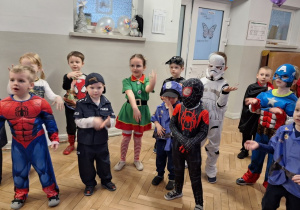 Dzieci podczas balu karnawałowego wykonują różnorodne zadania taneczne