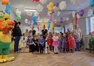 Dzieci podczas balu karnawałowego wykonują różnorodne zadania taneczne