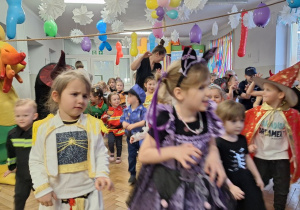 Dzieci podczas balu karnawałowego wykonują różnorodne zadania taneczne