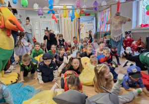Dzieci podczas balu karnawałowego wykonują różnorodne zadania taneczne