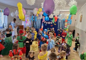 Dzieci podczas balu karnawałowego wykonują różnorodne zadania taneczne