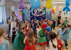 Dzieci podczas balu karnawałowego wykonują różnorodne zadania taneczne