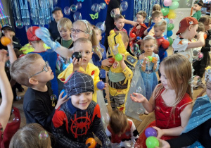 Dzieci podczas balu karnawałowego wykonują różnorodne zadania taneczne