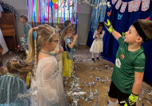 Zimowe szaleństwo na balu - czyli srebrne kawałki folii