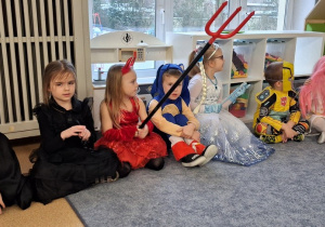 Dzieci w strojach karnawałowych