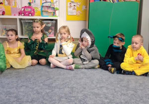 Dzieci w strojach karnawałowych