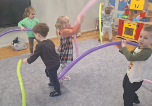 Dzieci bawią się i tańczą z długimi balonami