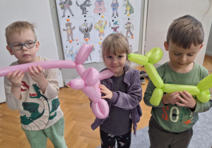 Dzieci z balonami zwiniętymi w zwierzątka