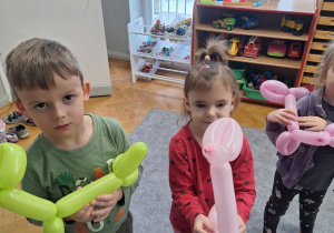 Dzieci z balonami zwiniętymi w zwierzątka