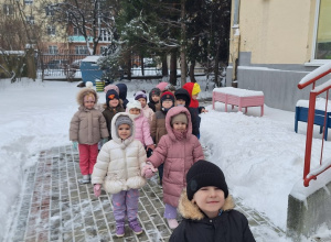 Zabawy w ogrodzie pełnym śniegu