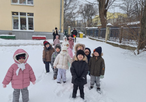 Dzieci gotowe na zabawę na śniegu