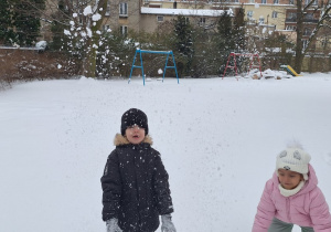 Dzieci podrzucają śnieg