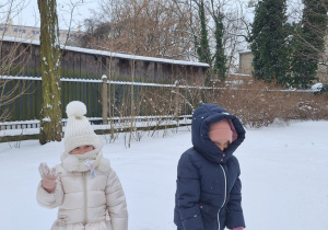 Dzieci rzucają kulkami śniegu