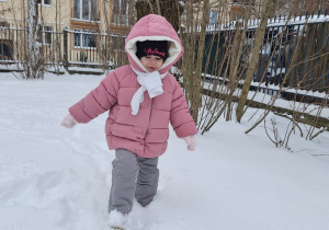 Dziewczynka robi slady na sniegu