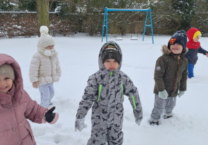 Dzieci bawią się śniegiem