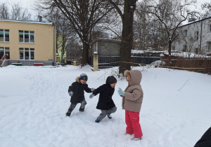 Dzieci bawią się na śniegu