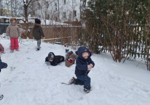 Dzieci turlają się z górki