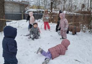 Dzieci turlają się z górki