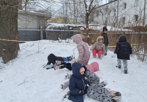 Dzieci turlają się z górki