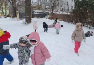 Dzieci turlają się z górki