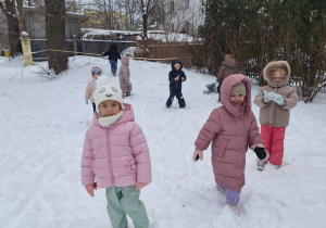 Dzieci zbiegaja z górki