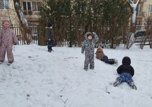 Dzieci bawia się na śniegu
