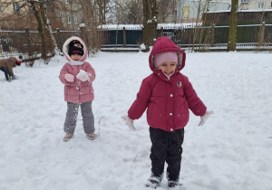 Dzieci bawia się na śniegu