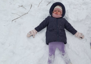 Dzieci bawia się na śniegu