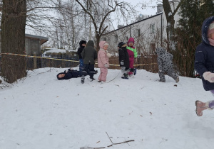 Dzieci bawia się na śniegu