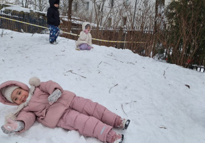 Dzieci turlaja się z górki