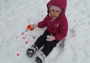 Dzieci malują śnieg