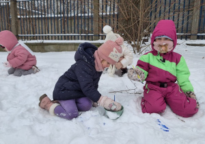 Dzieci malują śnieg