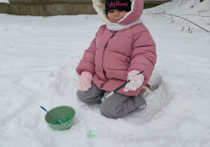 Dzieci malują śnieg