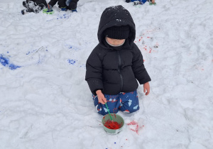 Dzieci malują śnieg