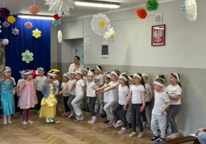 Dzieci występują w przedstawieniu wiosennym